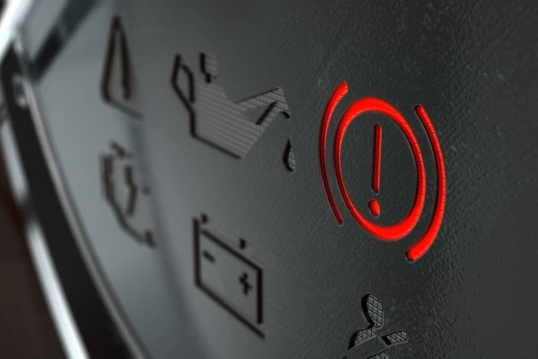 O que pode significar a luz acesa no painel do seu carro?